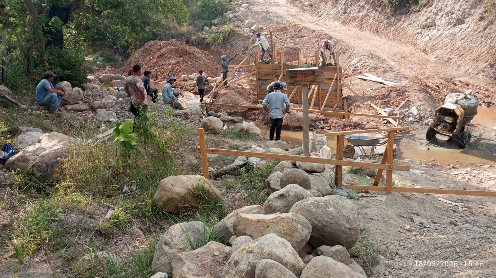 Avanza construcción de puente en la comunidad El Cura